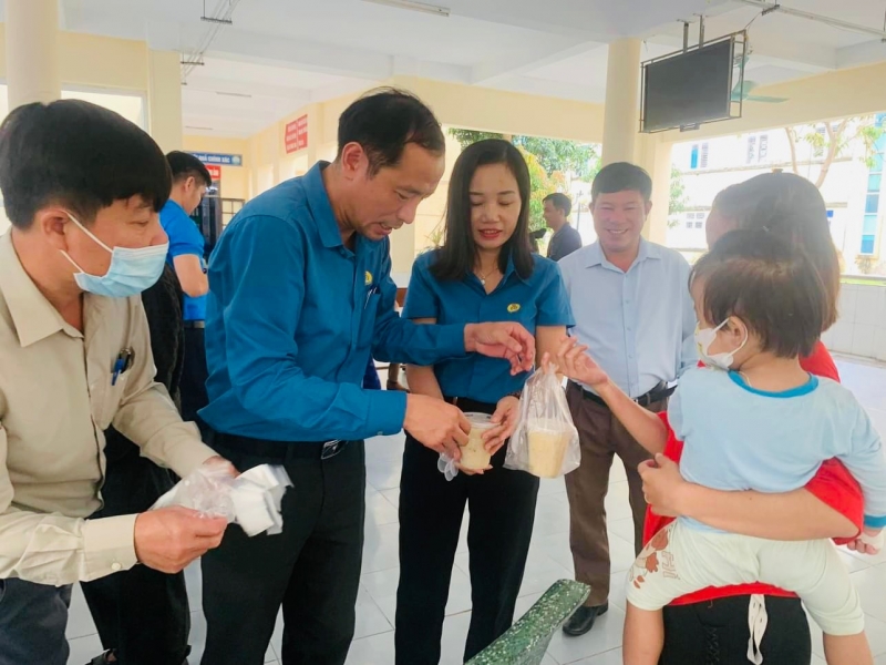 Công đoàn cơ sở xã Thạch Kim với chương trình “Bát cháo tình thương”